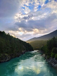 山间碧河映蓝天白云