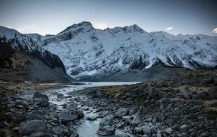 雪山下的潺潺溪流