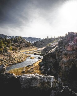 山间河谷壮丽自然景观