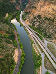 山间蜿蜒公路与河流景观