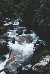 山间溪流潺潺流淌