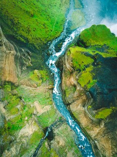 航拍山间蜿蜒河流美景