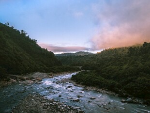 山间溪流暮色美景