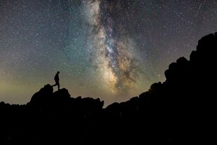 星空下的孤独身影