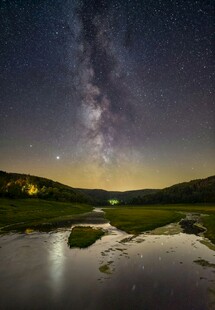 湖畔星空夜景迷人