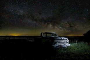 星空下的老旧卡车