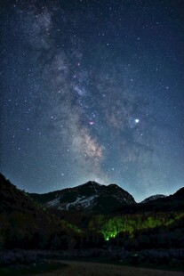 山间璀璨星空夜景