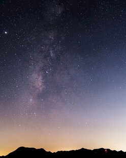 夜幕下的璀璨星河与山峦