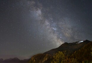 山间璀璨银河夜景