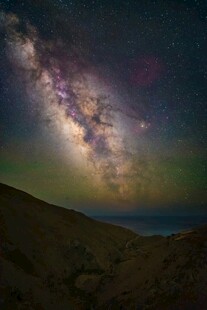 星空下的山峦美景