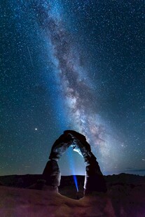 星空下的拱形地貌景观