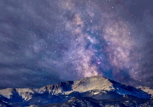 雪山之上的璀璨星空