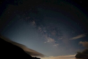 夜空下的山峦与璀璨星河