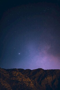 夜空下的山峦与闪烁繁星
