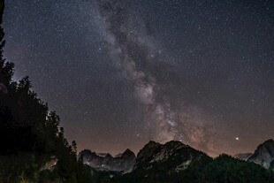 山间璀璨银河夜景