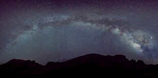 夜空下的山峦与璀璨星河