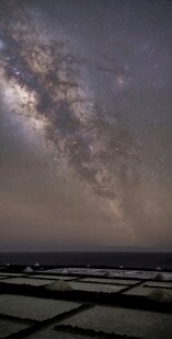 夜幕下的广袤农田与星河