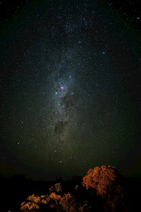 夜空下的璀璨星河与岩石