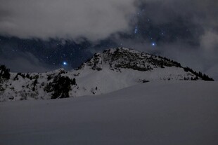 雪夜中的巍峨山峰