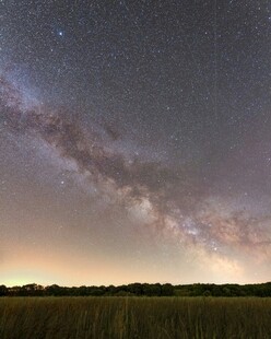 草原上的璀璨银河夜景