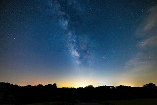 夜幕下的璀璨星空美景
