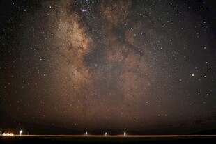 星空下的静谧夜景