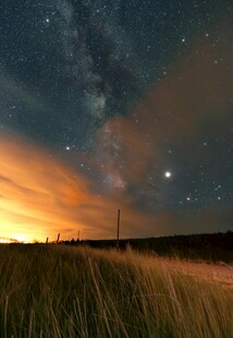 草原上的璀璨星空与霞光