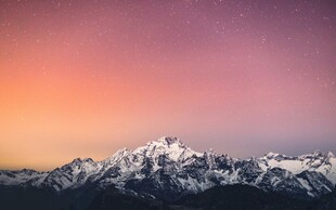 壮丽雪山日出美景