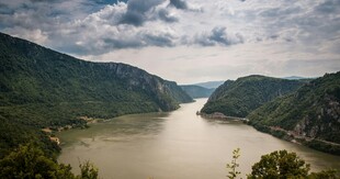 壮丽山河间的宽阔河流