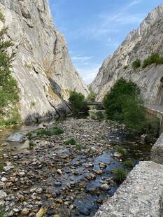 山间溪流穿峡谷