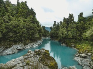 秀丽河谷中的澄澈蓝河