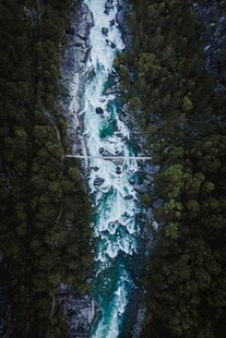 俯瞰山间湍急溪流