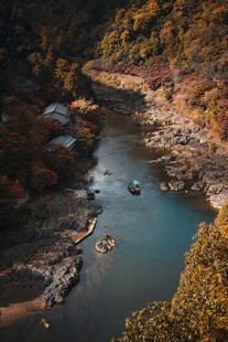 秋日山间河流美景
