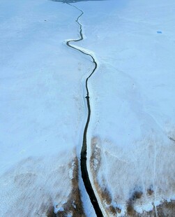雪野中蜿蜒的黑色公路