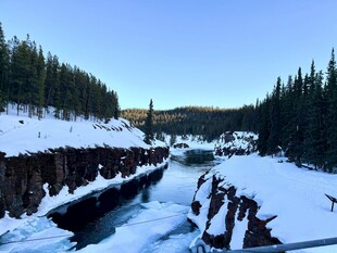冬日雪景中的林间河道