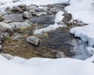 冬日溪流覆雪的石头景观