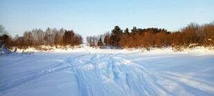 冬日雪野车辙景观