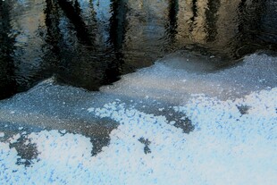 洞穴内的冰雪景象
