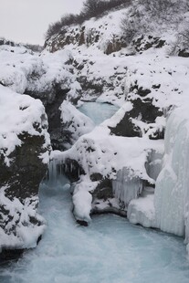 冬日冰封溪流雪景