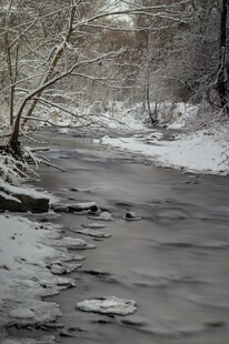 冬日冰封溪流雪景图