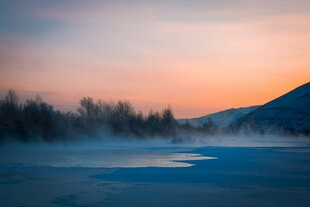 冬日河畔晨曦美景
