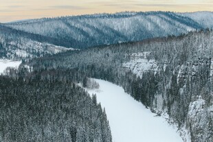 冬日雪覆山林河谷美景