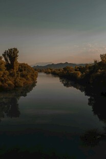 河畔黄昏美景