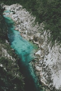 山间碧色溪流俯瞰美景
