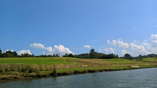 河畔绿野蓝天美景
