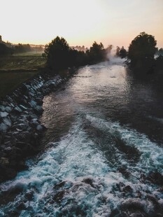 日出下的湍急河流景观