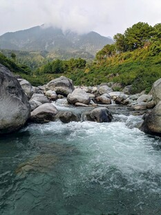 山间溪流与嶙峋怪石