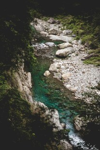 山间碧溪美景