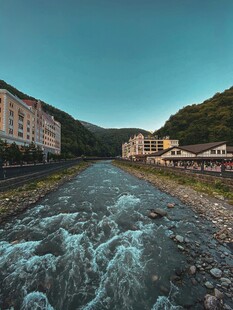 山间湍急溪流旁的建筑