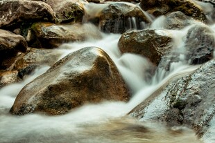 山间溪流潺潺过石